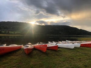 kajaker på rad i fin solnedgång